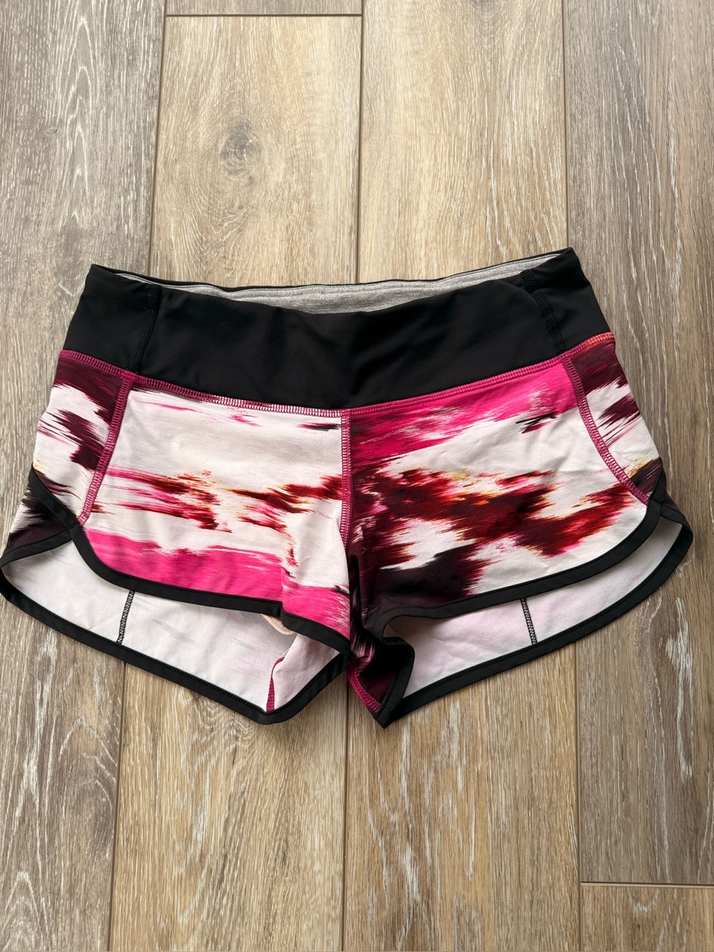 Lululemon Speed Shorts Pigment Wind Berry Rumble Multi Women’s size 4